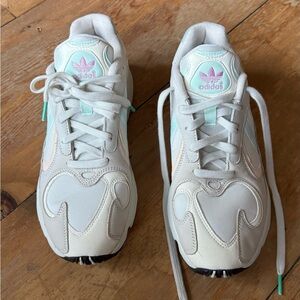 ADIDAS TORSION YOUNG 1.
Male 9 - Female 10